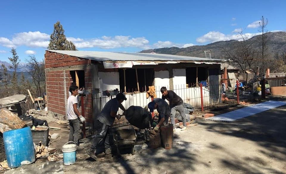 Albañiles solidarios reconstruyen casas en la Comarca Andina