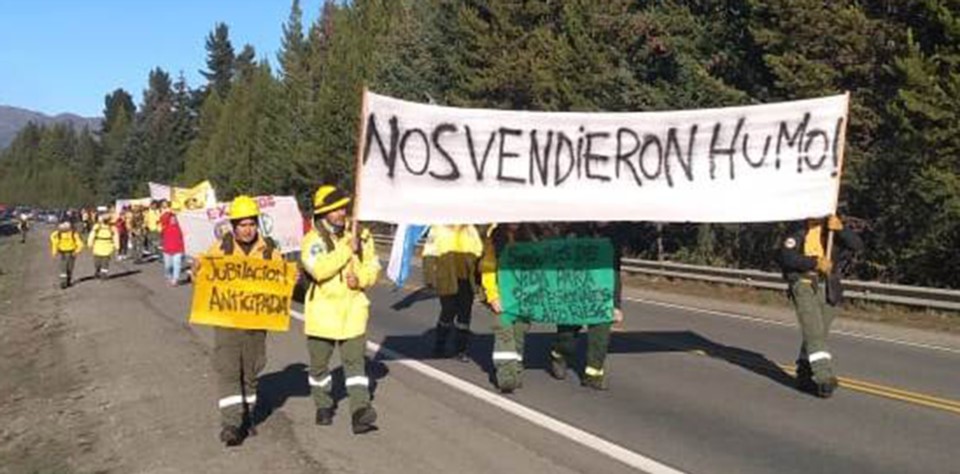 Protesta en la Comarca Andina: la marcha de la bronca de los brigadistas