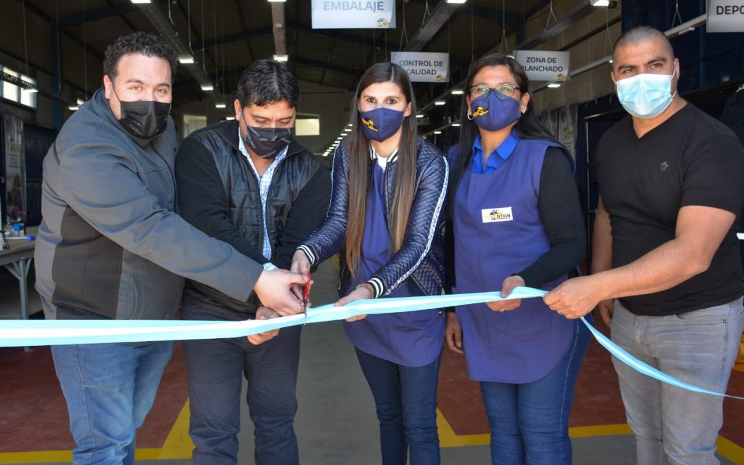 Claudio Vidal inauguró fábrica textil, y sigue generando trabajo en Santa Cruz