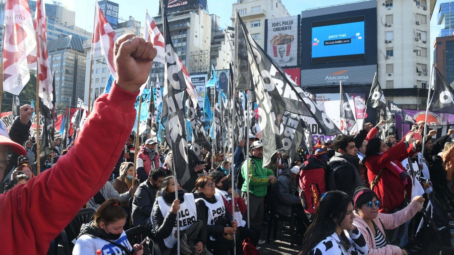 Piqueteros de izquierda marchan a Plaza de Mayo en demanda de asistencia económica