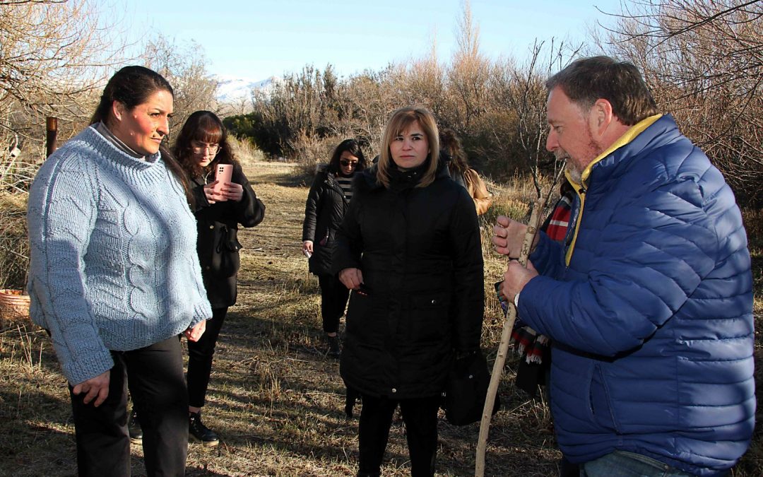 Guillermo Polke visitó una chacra productora de Los Antiguos y destacó “el potencial que tiene Santa Cruz para producir alimentos”