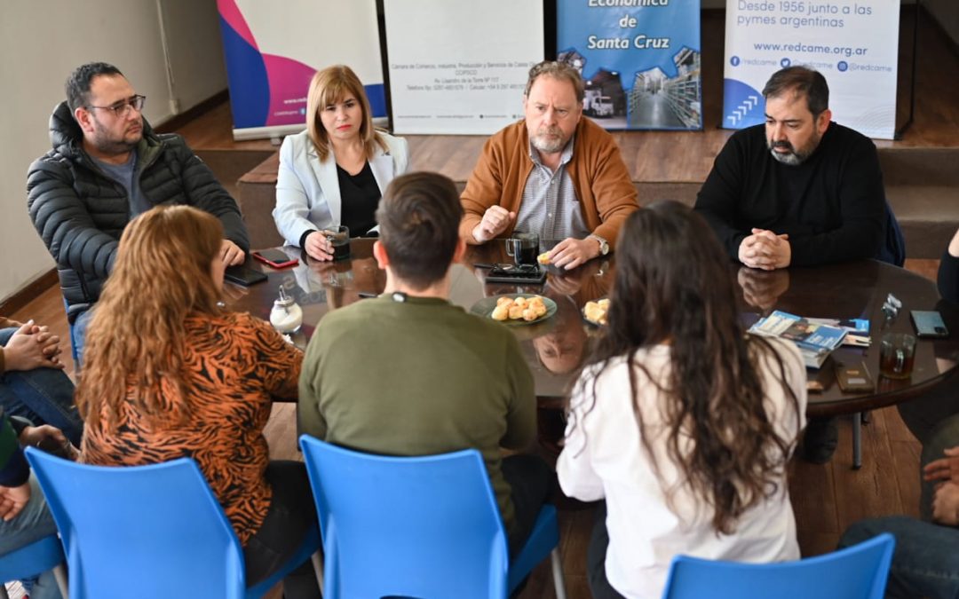 Polke y Giorgia comenzaron su recorrida por Caleta reuniéndose con comerciantes y emprendedores