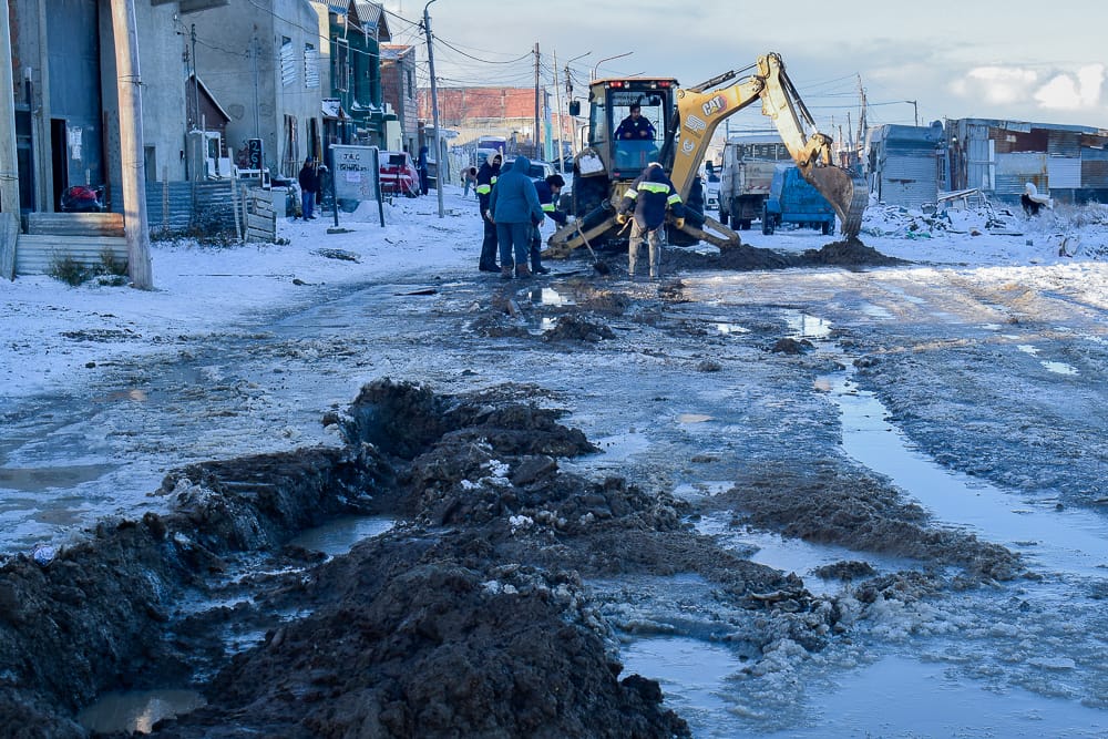 Municipio efectuó tareas de despeje de nieve en calzada y colaboró con SPSE ante pérdida de agua en calle Crucero General Belgrano