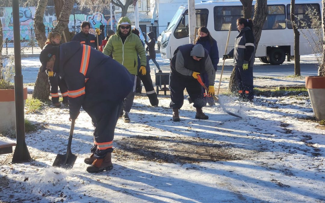 Municipio realizó operativo de despeje de hielo en el centro de la ciudad