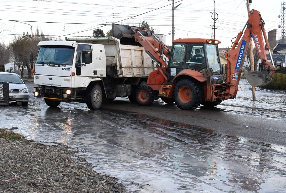 Plan invernal 2024: el Municipio de Río Gallegos trabaja en distintos puntos para garantizar la seguridad vial y mejorar la transitabilidad de las calles y veredas