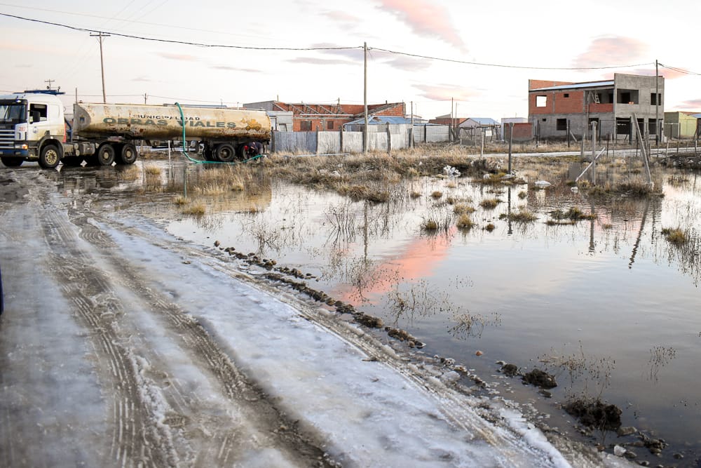 Municipio continúa con el desagote y retiro de hielo en los barrios San Benito y Patagonia