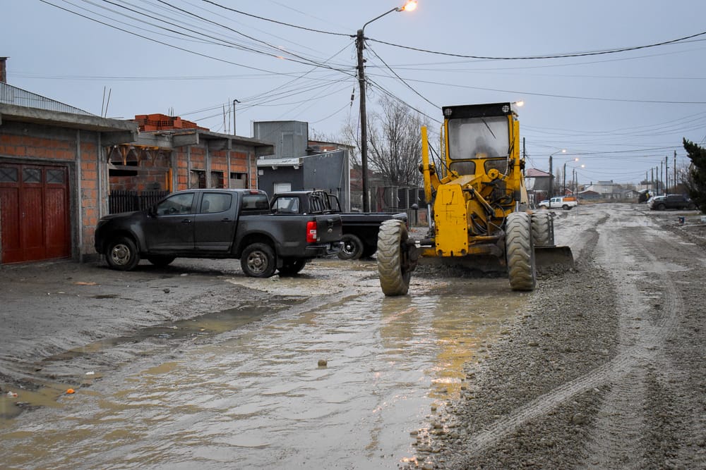 Continúan los trabajos en los barrios de Río Gallegos para mejorar la transitabilidad de las calles de ripio