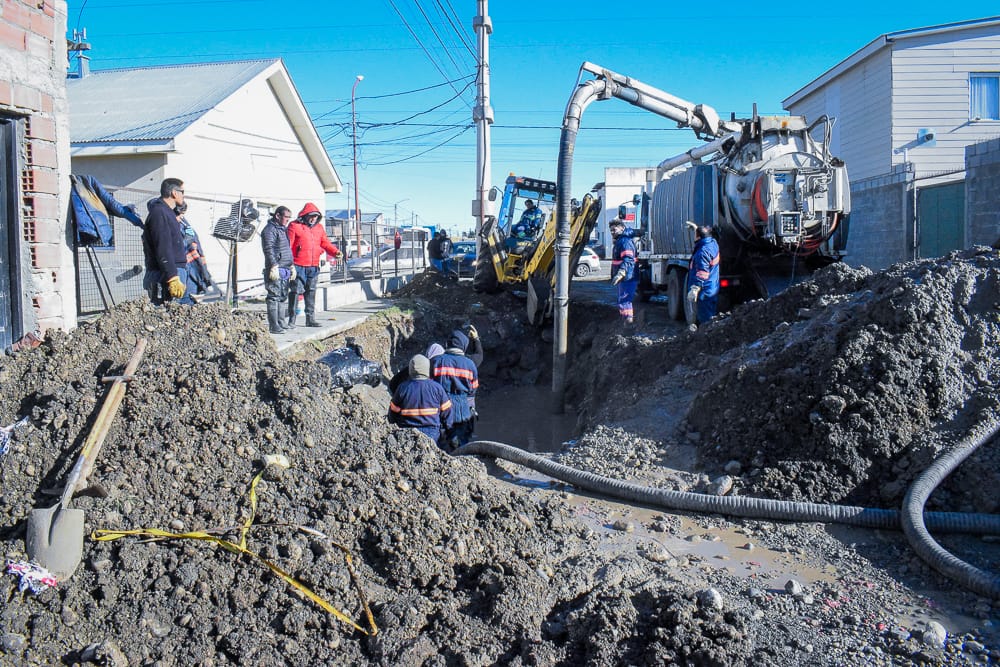 Municipio repara un caño de grandes dimensiones en el Barrio Hugo Giménez Agüero