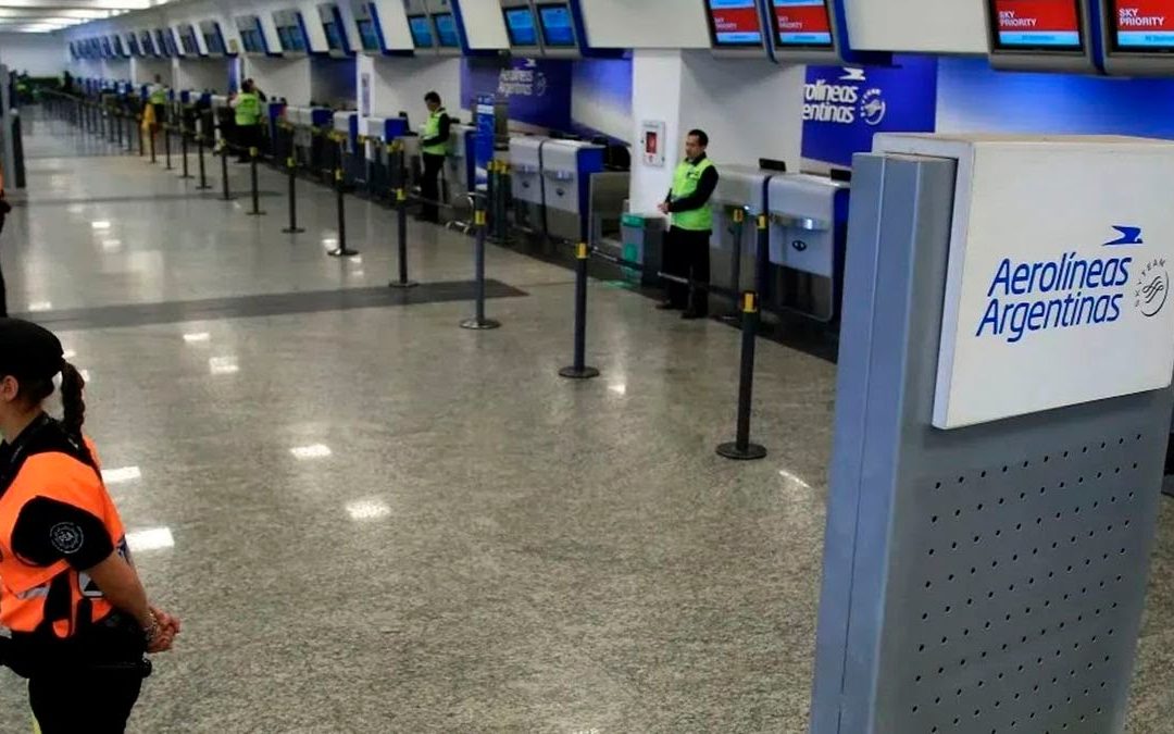 Controladores aéreos harán paro el jueves por reclamos salariales: qué vuelos afecta