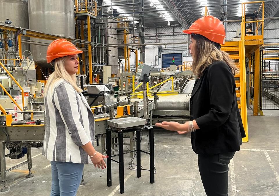 La secretaria de Construcción y Ordenamiento Territorial, Natalia Quiroz, visitó las instalaciones de Sinteplast