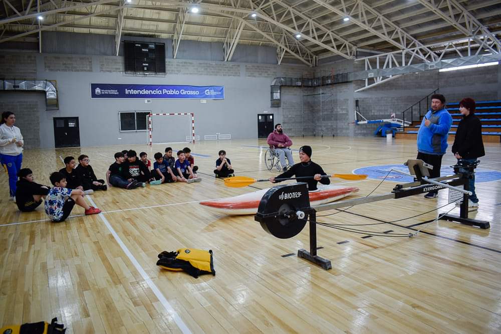 Niños de la Escuela de Fútbol del Gimnasio Municipal Eva Perón participaron de una charla y práctica de kayak