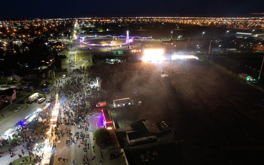 Con sus clásicos, Amar Azul hizo bailar a los vecinos de Río Gallegos en la segunda noche del Festival