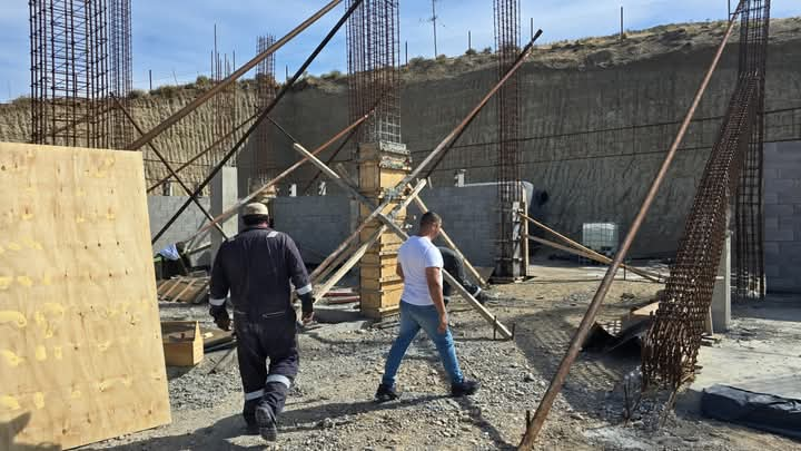 GÜENCHENEN DESTACÓ LOS AVANCES EN LA CONSTRUCCIÓN DEL POLIDEPORTIVO MÁS GRANDE DE LA PROVINCIA EN CALETA OLIVIA